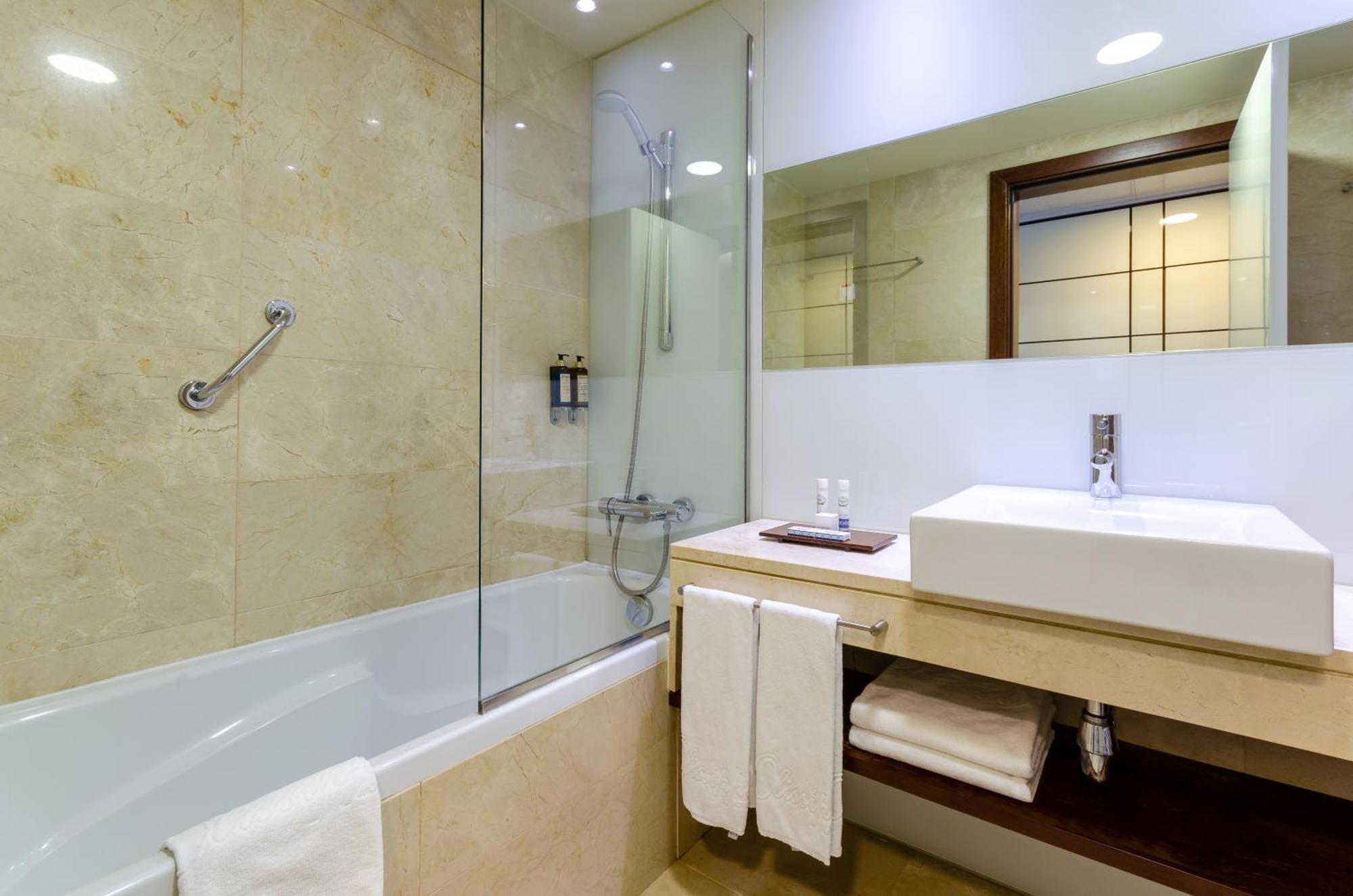 Chambre Double ou Lits Jumeaux avec Lit d'Appoint (3 Adultes)